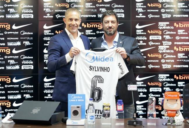 Sylvinho recebeu camisa 6 que utilizou quando jogador do clube -