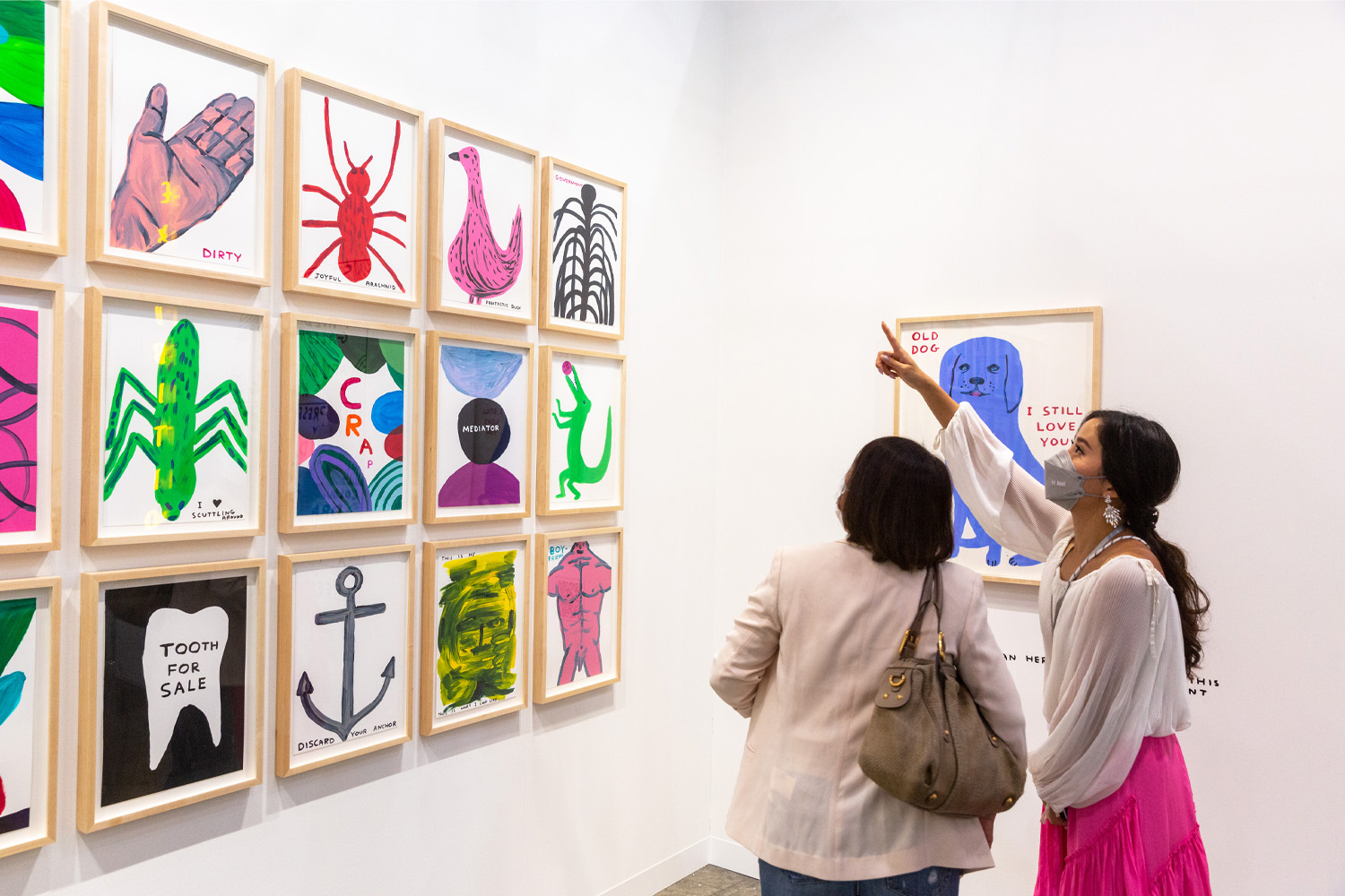 Visitantes da feira Art Basel em Hong Kong, em frente à exposição da galeria Stephen Friedman
