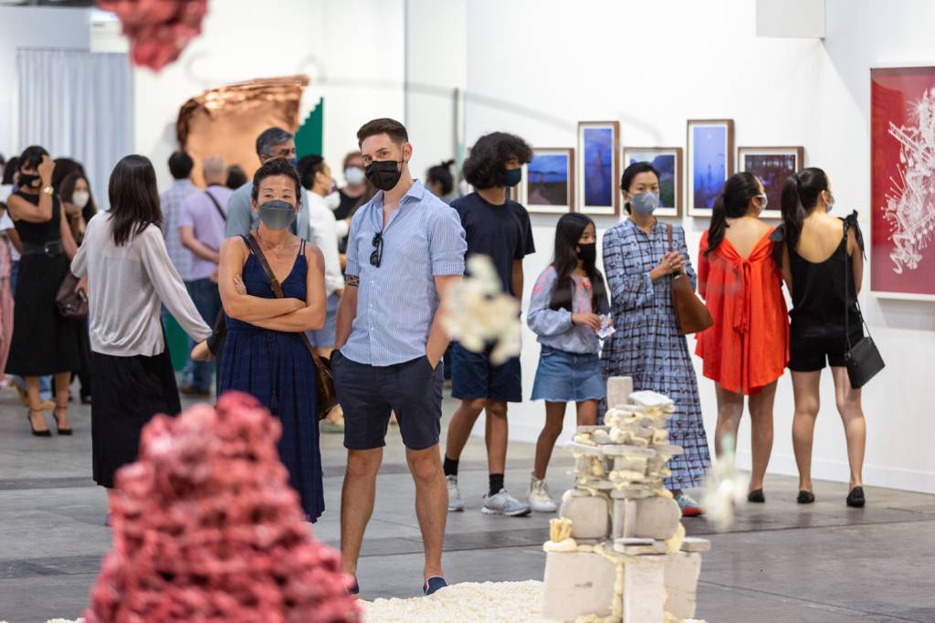 Com a regra de uso obrigatório de máscaras, visitantes da Art Basel voltam a frequentar feiras físicas de obras de arte