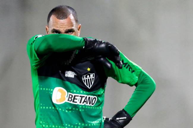 Everson, goleiro do Atlético Mineiro, cobre o rosto já cheio de lágrimas por causa dos efeitos do gás lacrimogêneo. Os protestos fora do estádio Romelio Martínez, em Barranquilla, na Colômbia, afetaram os jogadores em uma das cenas mais vergonhosas da história da Libertadores -