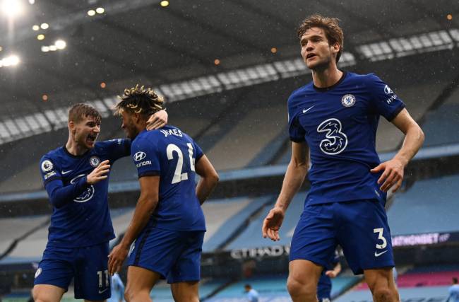 Marcos Alonso, Reece James e Timo Werner comemoram gol do Chelsea