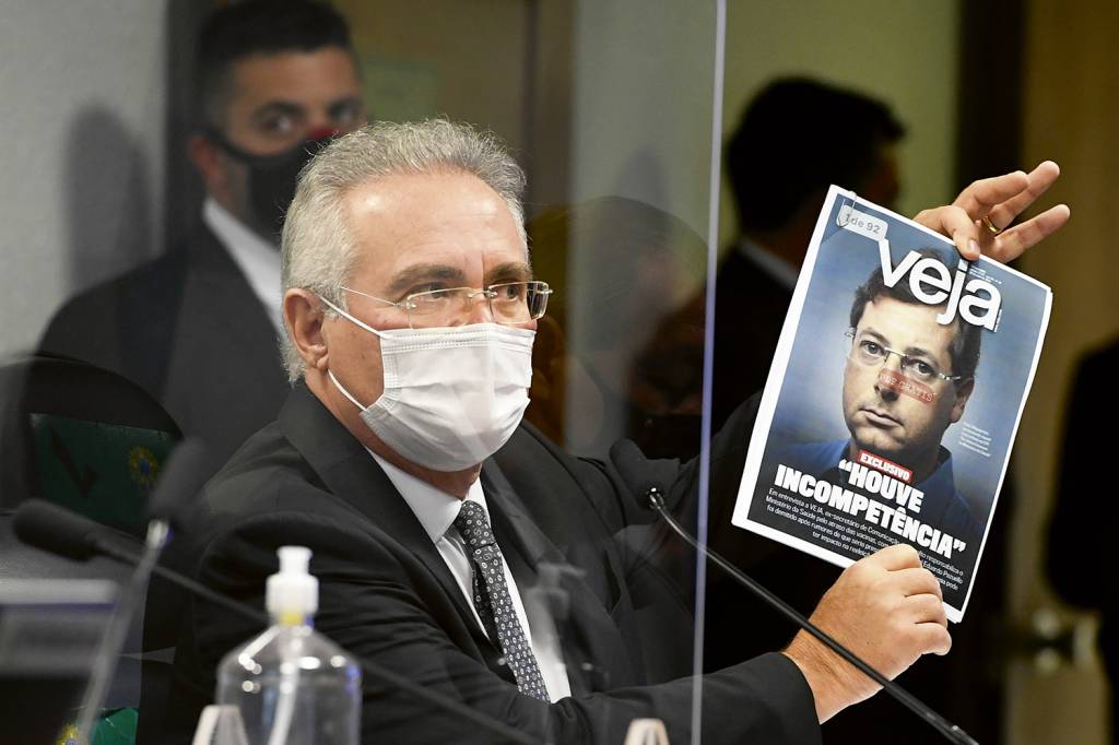 IRRITADO - Renan Calheiros, com a capa de VEJA: o relator pediu a prisão de Fabio Wajngarten após contradições e omissões -