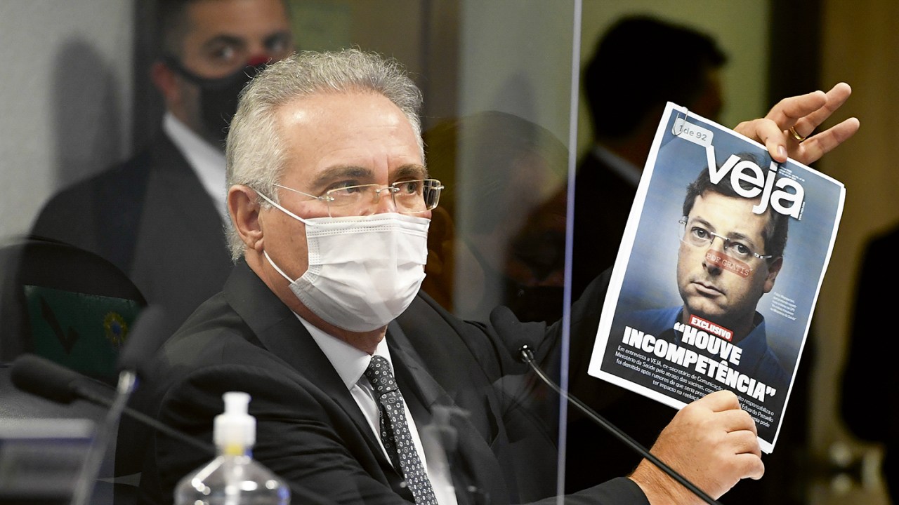 IRRITADO - Renan Calheiros, com a capa de VEJA: o relator pediu a prisão de Fabio Wajngarten após contradições e omissões -