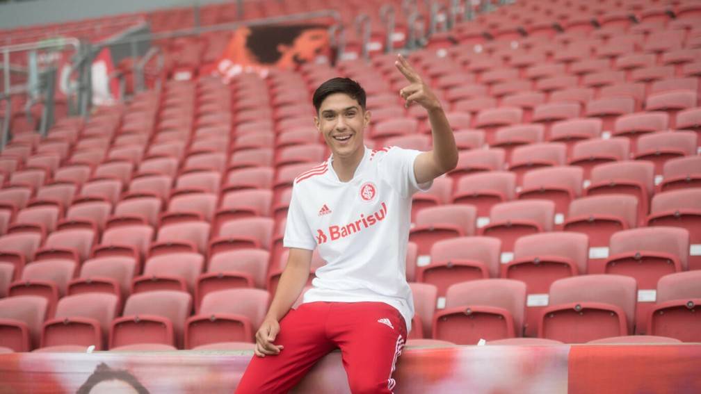 Inter lança camisa inspirada no Mundial de 2006 com homenagens a Fernandão