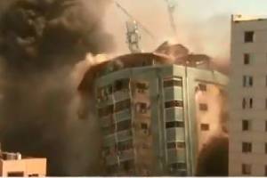 Vídeo mostra momento em que prédio desaba na Faixa de Gaza