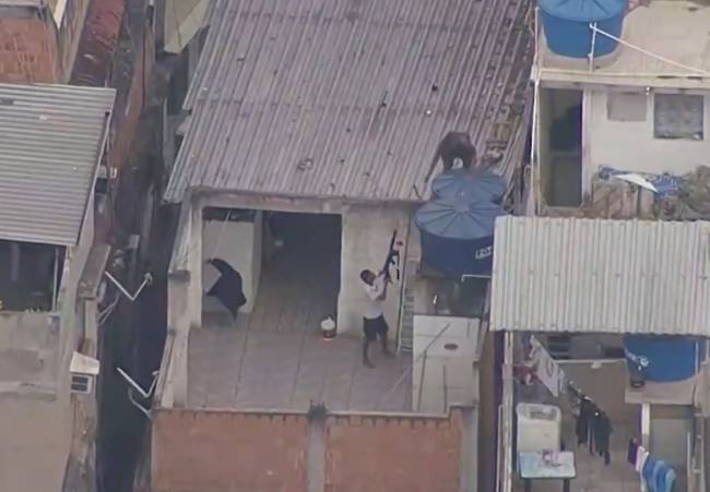 jacarezinho 1 Traficantes foram vistos na comunidade com fuzis