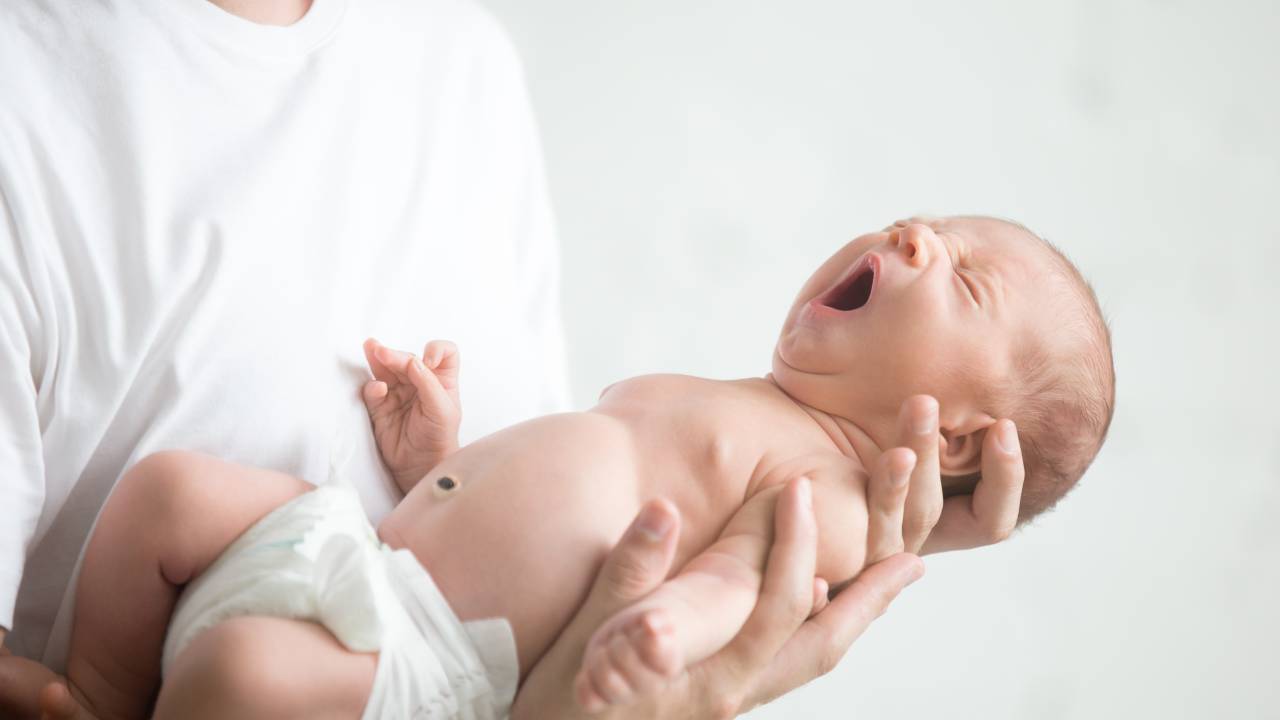 Babê na mão de mãe