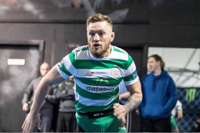 Conor McGregor treinando com a camisa do Celtic, da Escócia