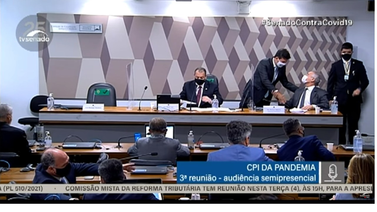O ex-ministro da Saúde Luiz Henrique Mandetta cumprimenta o senador Renan Calheiros, relator da CPI da Pandemia no Senado - 04/05/2021