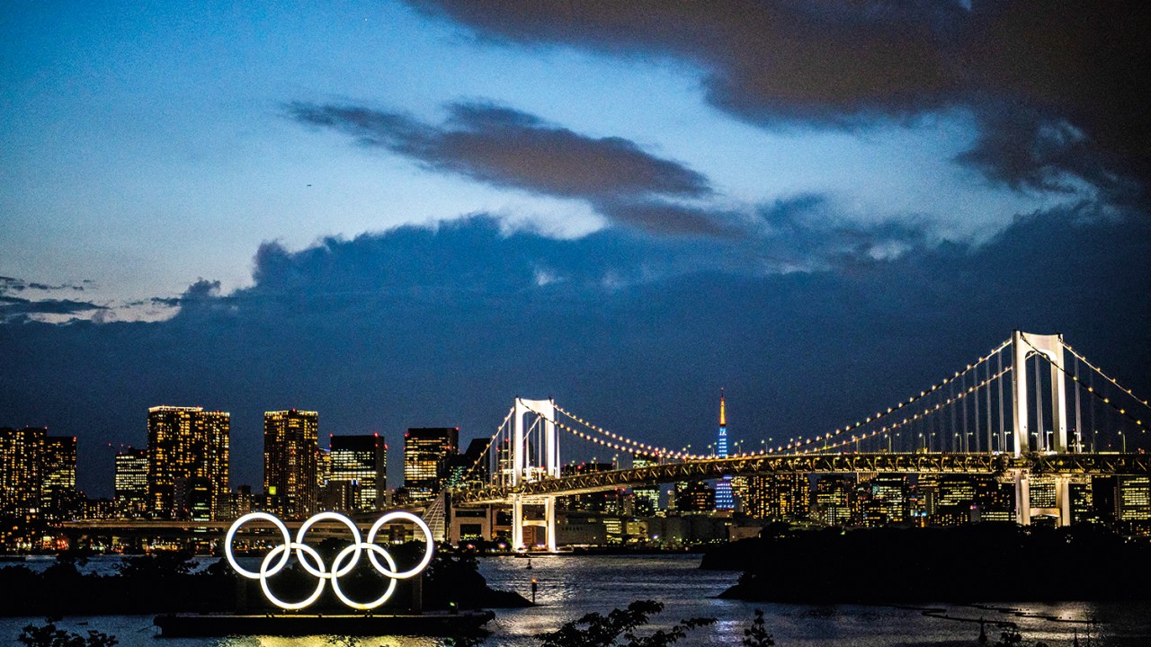Os anéis olímpicos iluminados ao anoitecer na orla de Odaiba, em Tóquio -