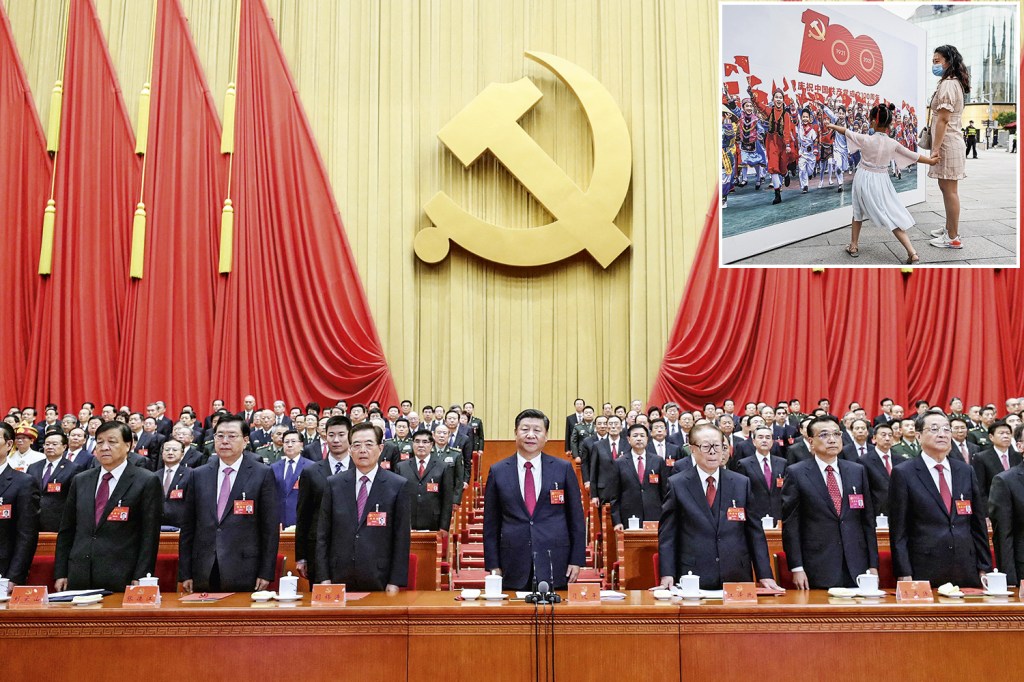 POMPA - O presidente Xi (no centro) em um congresso do Partido Comunista, que faz 100 anos: calendário de comemorações -