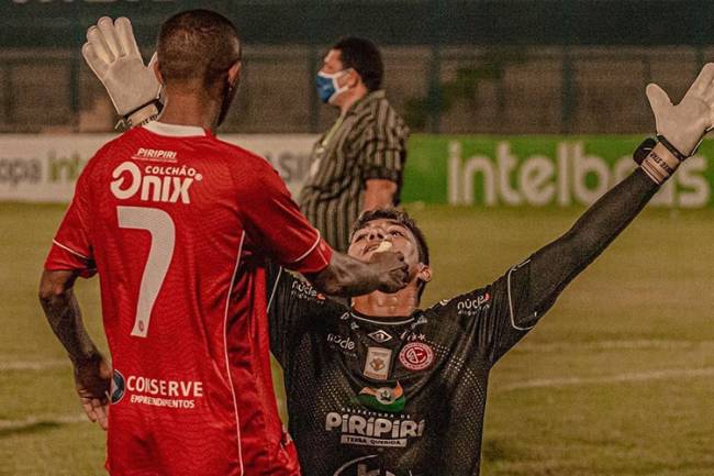 173115736_129063905809905_6433253992919883099_n Jogadores do 4 de Julho comemoram
