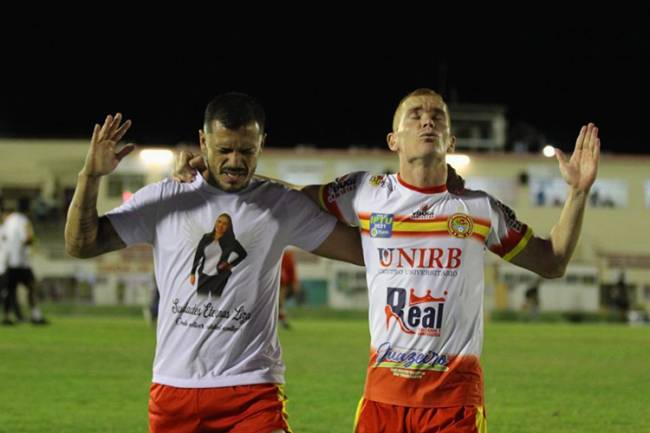 Jogadores do Juazeirense celebram vitória cont