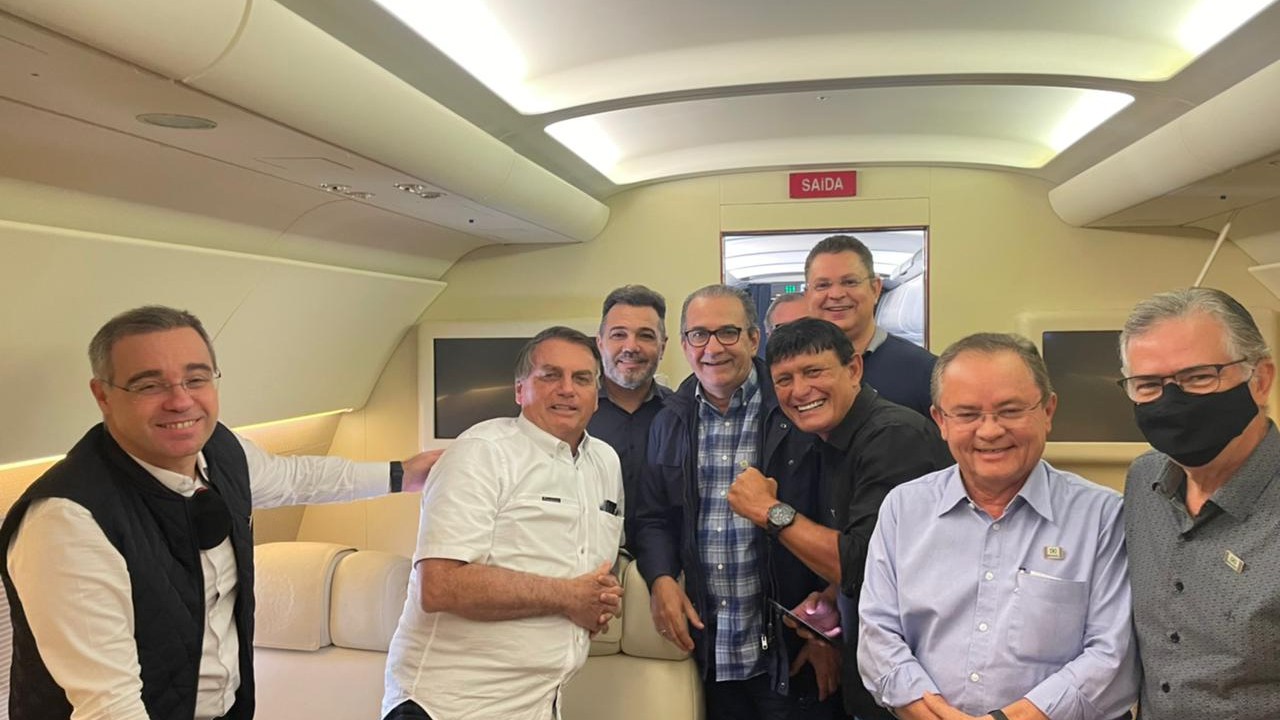 O ministro da AGU, André Mendonça (à esquerda), posa para fotos ao lado do presidente Jair Bolsonaro, do pastor Silas Malafaia, de deputados federais e um senador, dentro do avião presidencial, na chegada a Marabá (PA)