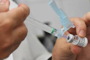 Vacina contra a Covid-19 produzida pela Pfizer e BioNTech –