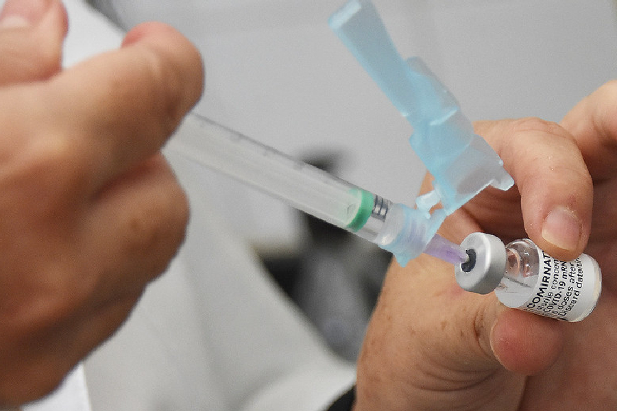 Vacina contra a Covid-19 produzida pela Pfizer e BioNTech -