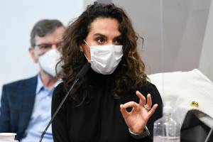 A médica infectologista Luana Araújo durante depoimento à CPI da Pandemia -