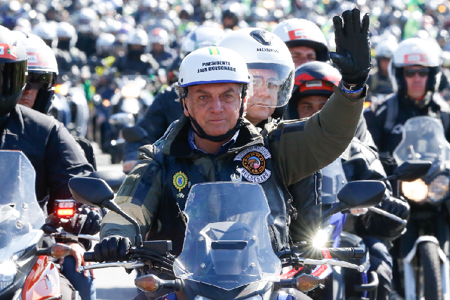 Bolsonaro liderando comboio de motos em estrada