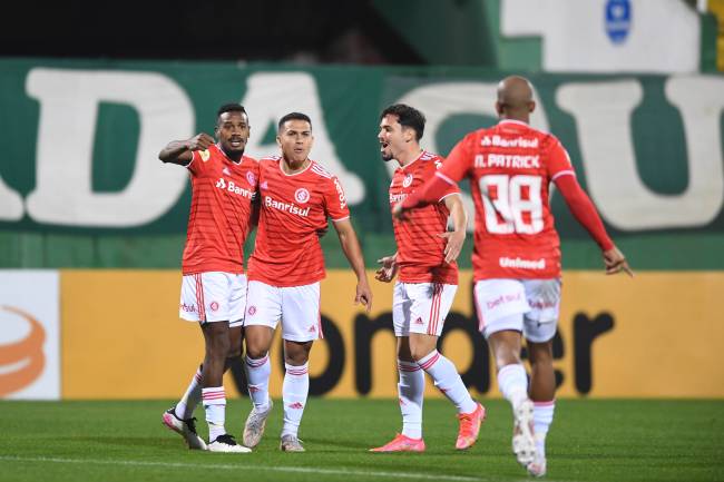 Jogadores do Internacional contra a Chapecoense pelo Brasileirão