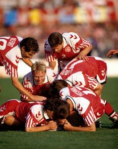 Jogadores da Dinamarca comemoram gol