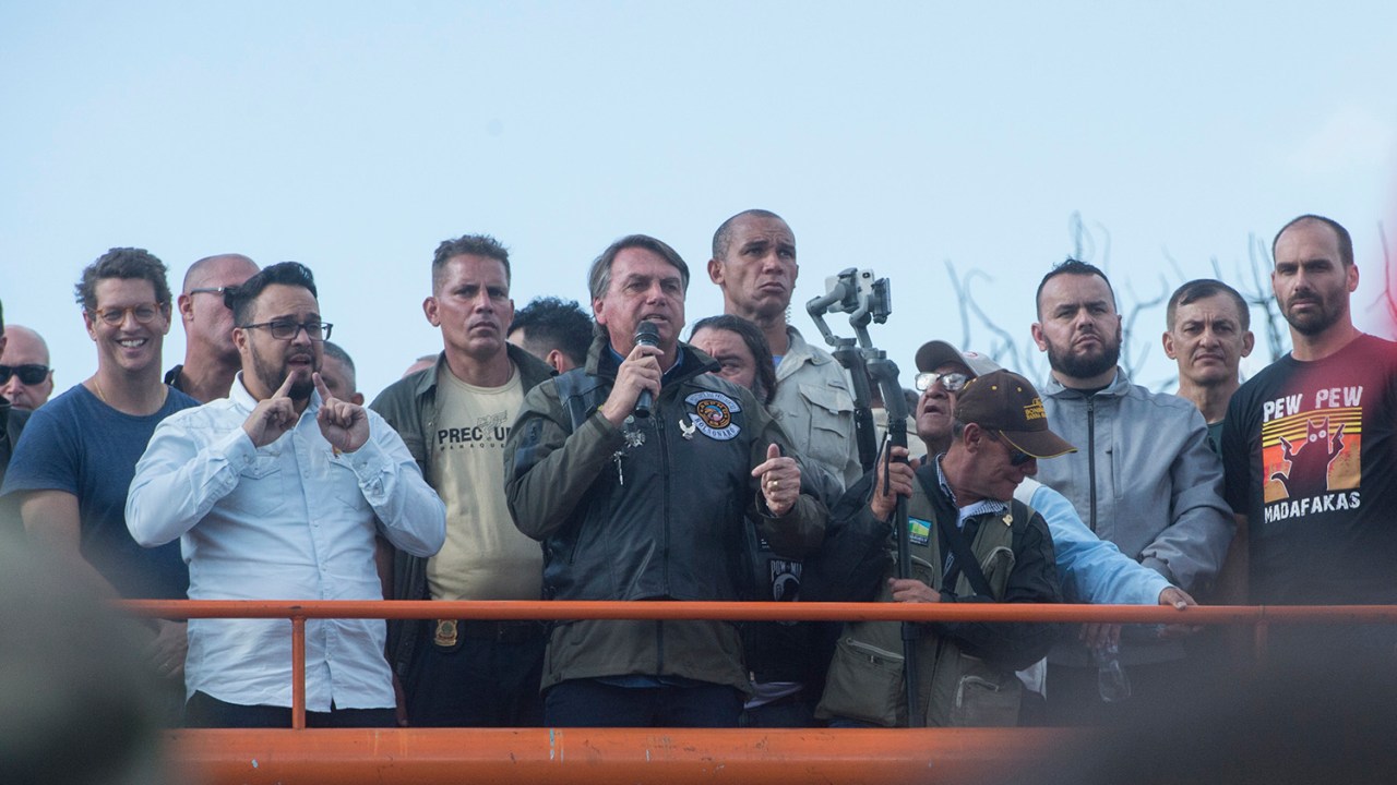 Jair Bolsonaro durante a 'motosseata"realizada com seus apoiadores, em São Paulo -