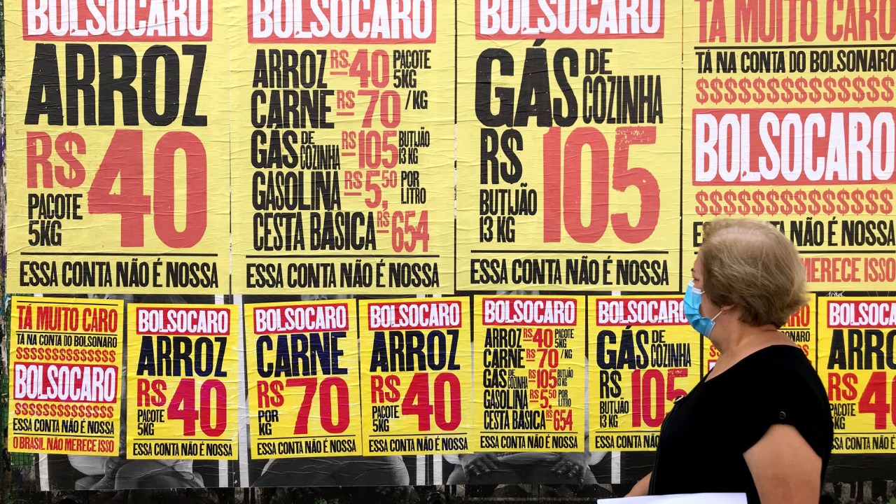 Cartazes de protesto contra o aumento dos preços na Avenida Paulista, em São Paulo