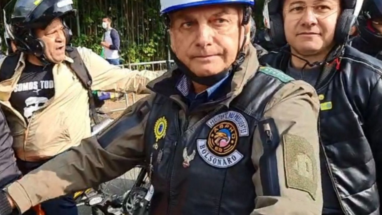 O presidente Jair Bolsonaro participa de "motosseata" na manhã deste sábado