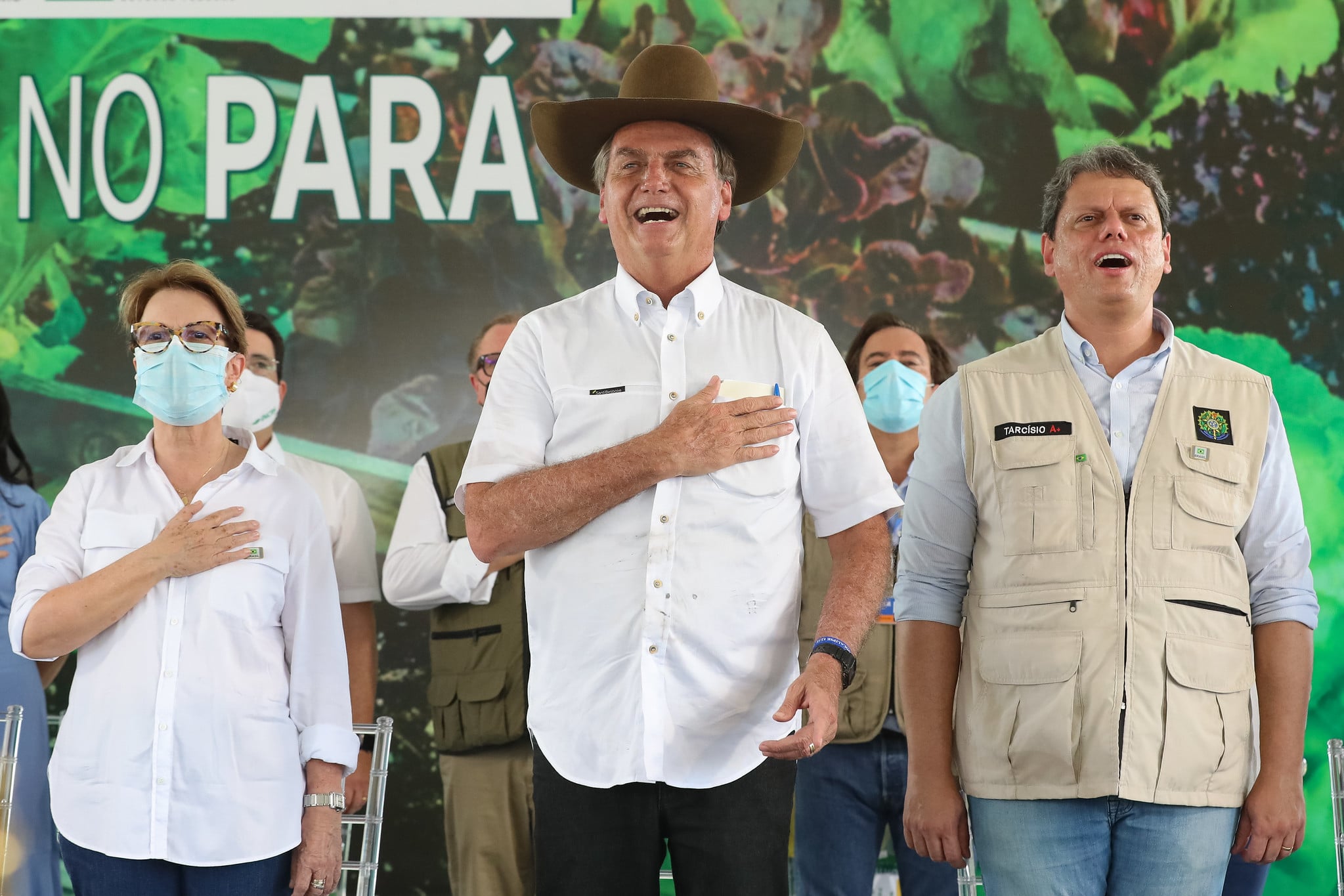 O presidente Jair Bolsonaro, com os ministros Tereza Cristina (Agricultura) e Tarcísio de Freitas (Infraestrurura)