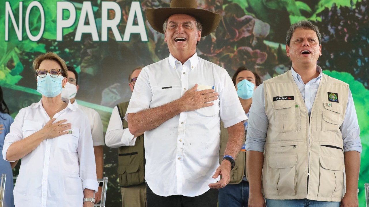 O presidente Jair Bolsonaro, com os ministros Tereza Cristina (Agricultura) e Tarcísio de Freitas (Infraestrurura)