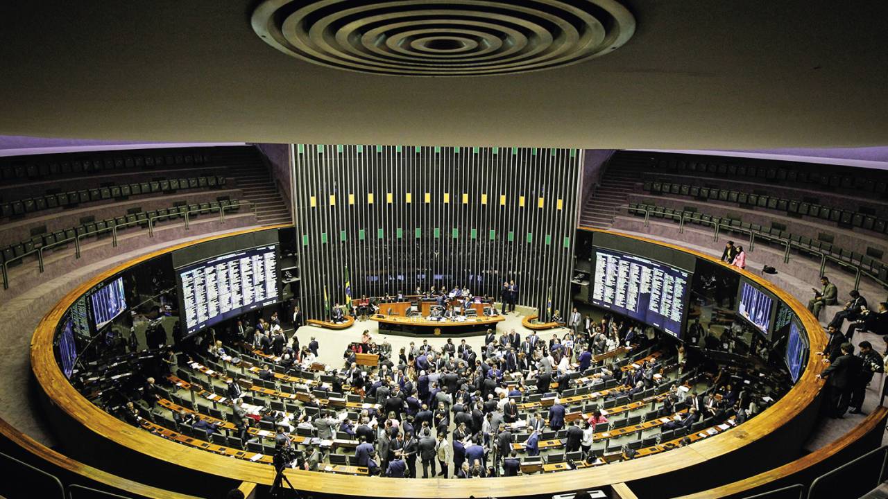 DÉCADA PERDIDA - Plenário da Câmara: apagão de reformas de 2005 a 2015 -
