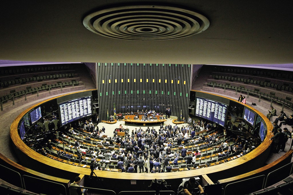 DÉCADA PERDIDA - Plenário da Câmara: apagão de reformas de 2005 a 2015 -