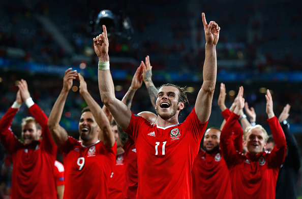 Bale e seleção de Gales comemoram classifi