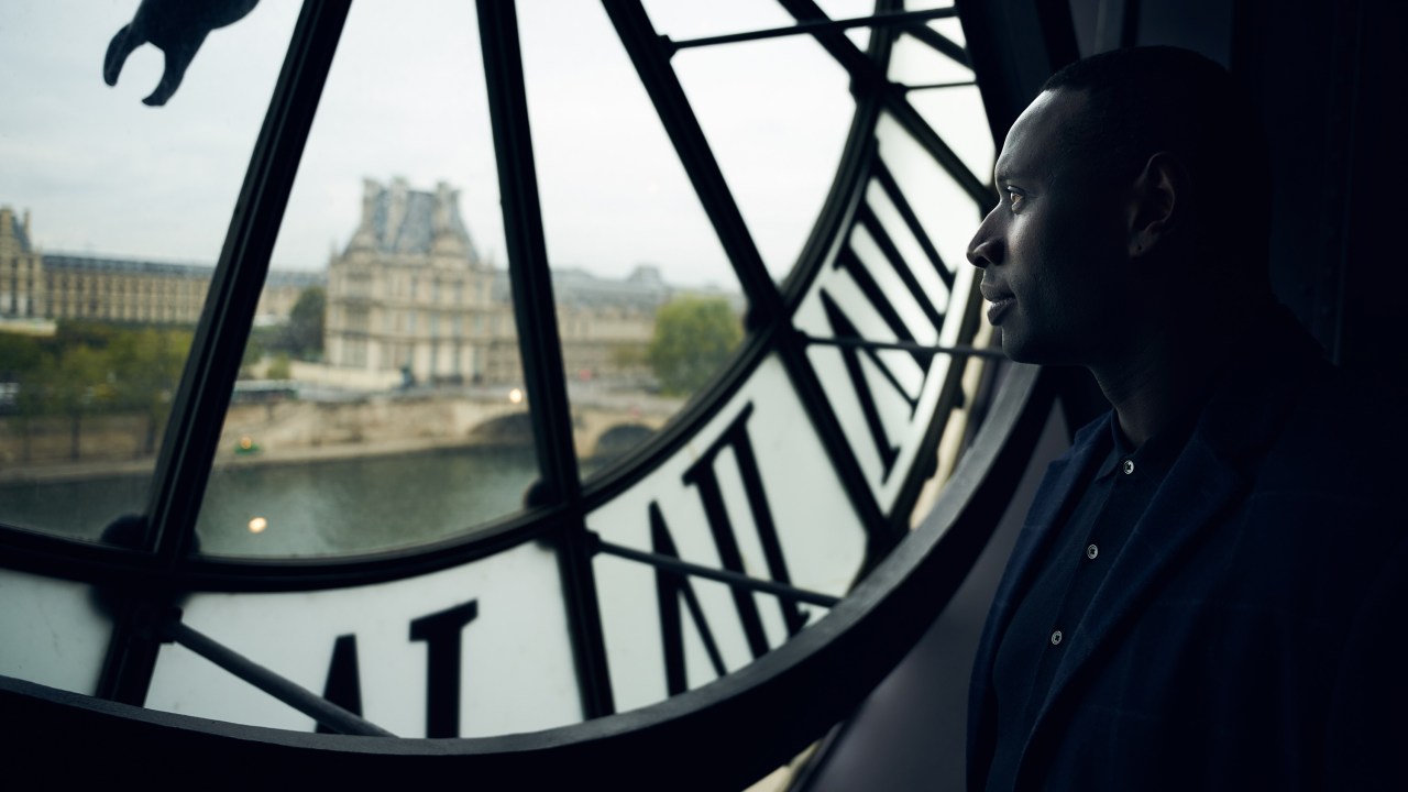 O ator Omar Sy na série 'Lupin' observa Paris pela famosa janela do Museu D'Orsay -