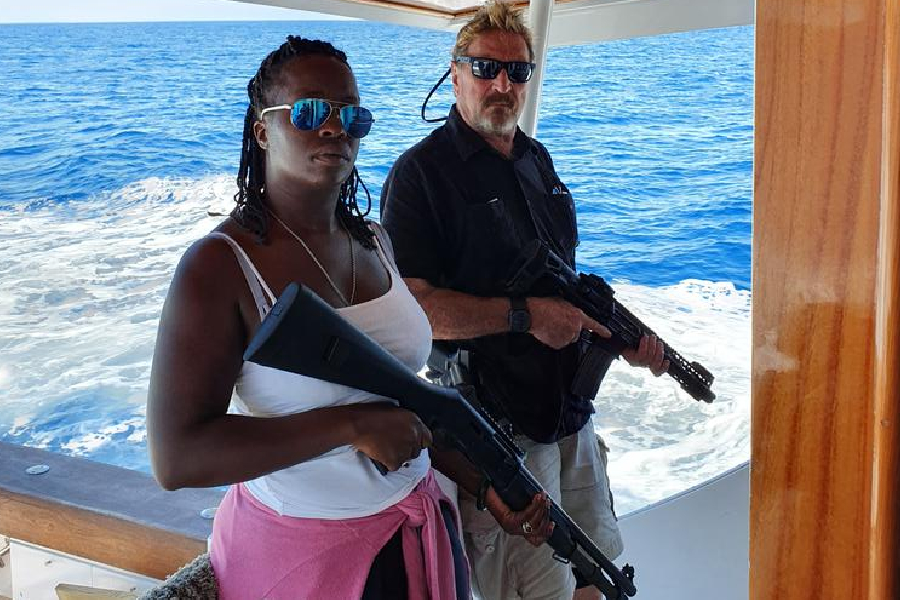 John McAfee com arma em iate em 2019, antes de sua prisão -
