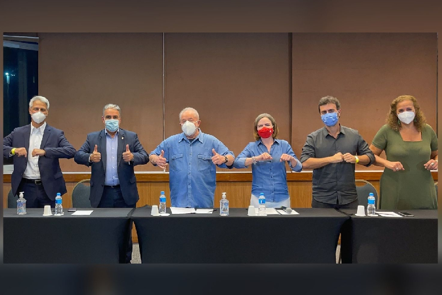 A foto mostra Lula em reunião com líderes de esquerda no Rio de Janeiro