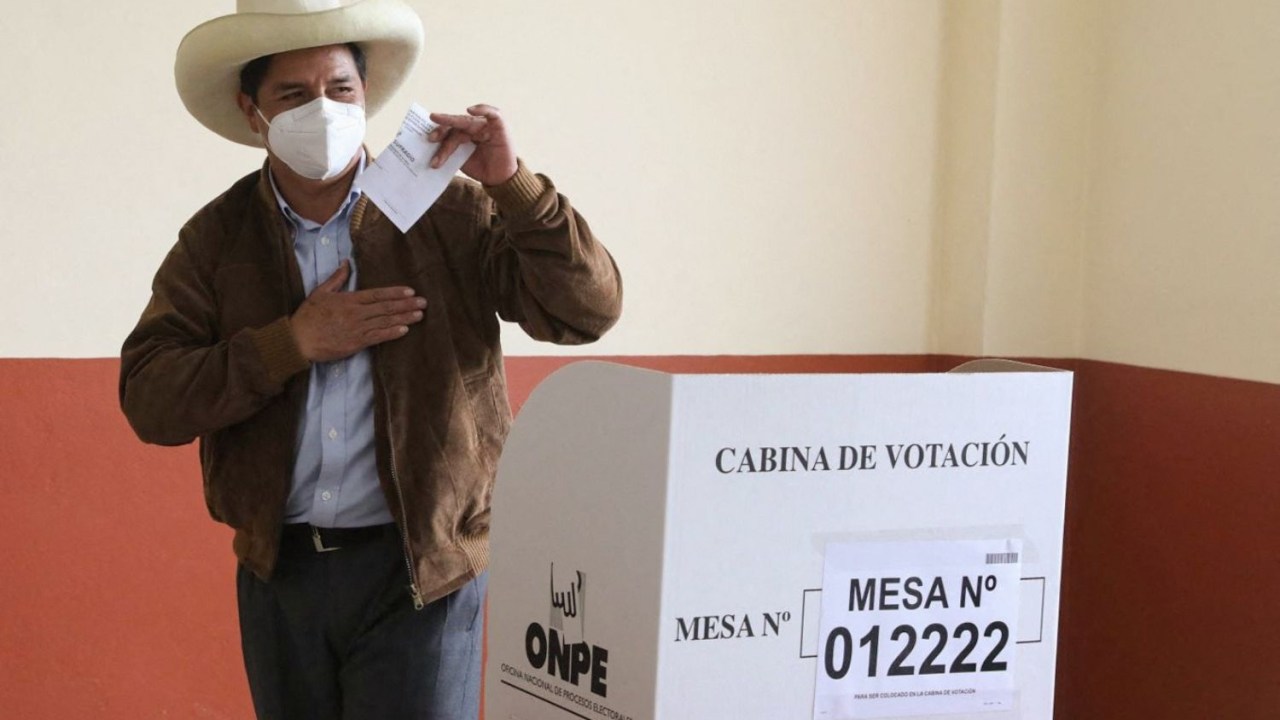 Pedro Castillo posa para os fotógrafos ao votar na eleição presidencial peruana -