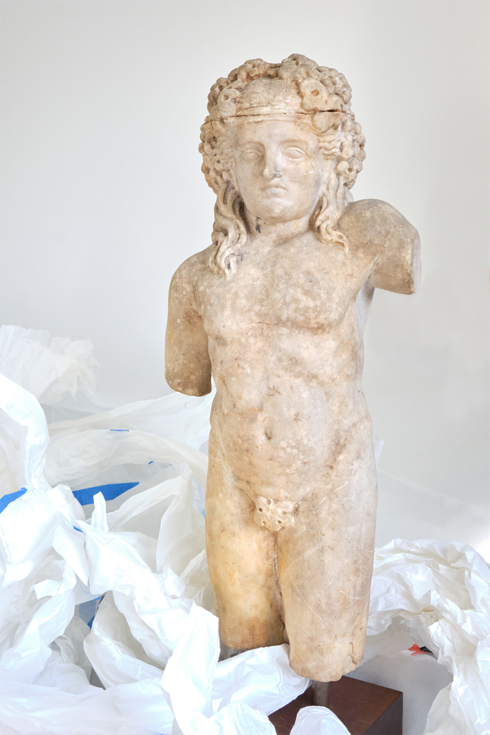 Estátua em mármore do deus Baco menino, de I a.C., parte da doação da coleção greco-romana recebida pelo Museu Nacional do Rio de Janeiro