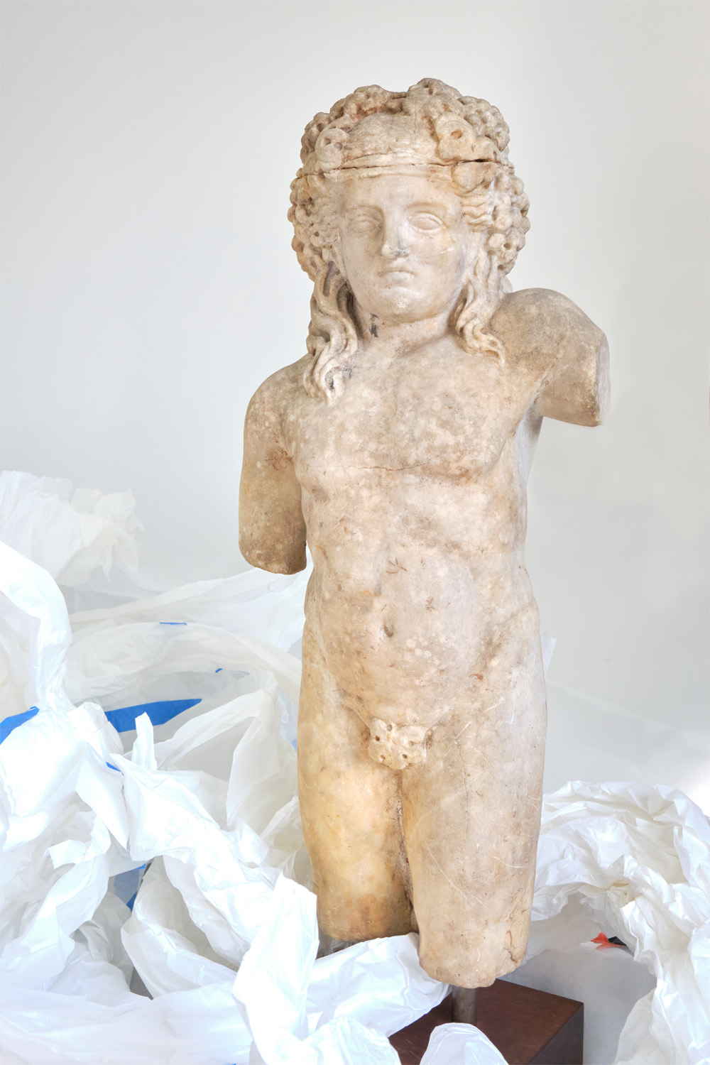 Deus Baco museu nacional Estátua em mármore do deus Baco menino, de I a.C., parte da doação da coleção greco-romana recebida pelo Museu Nacional do Rio de Janeiro