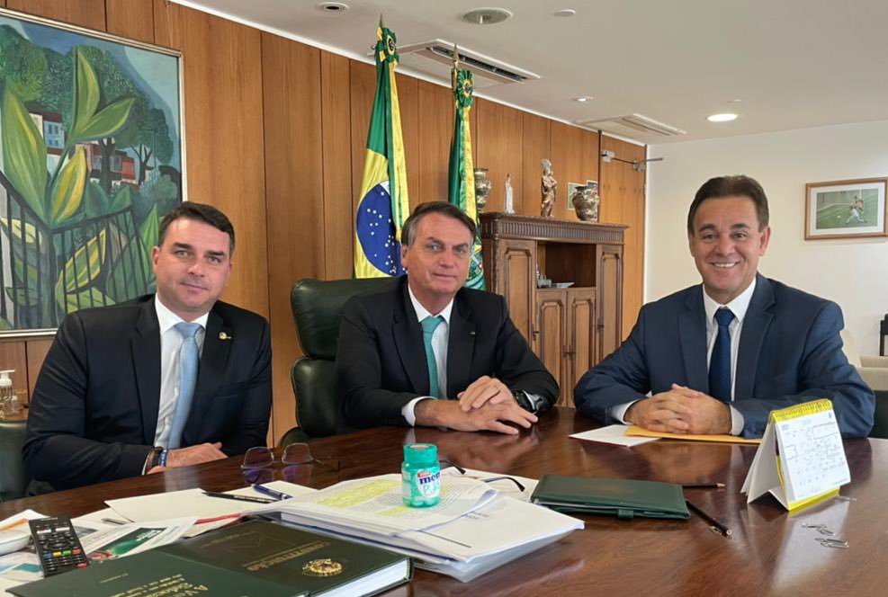 O senador Flávio Bolsonaro, o presidente Jair Bolsonaro, e o presidente do Patriota, Adilson Barroso, em reunião no Palácio do Planalto - 01/06/2021