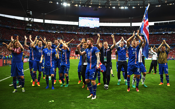 Jogadores da Islândia comemoram com a torcida