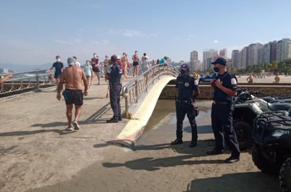 Guardas municipais observam movimento de turistas em Santos (SP), durante o feriado