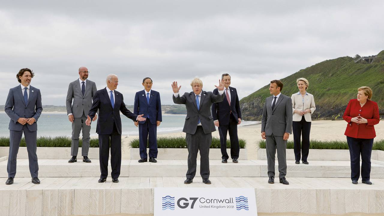 SÓ SORRISOS - Os líderes do G7 e da União Europeia posam na Cornualha, com distanciamento: o alto-astral desfaz as carrancas que dominavam as reuniões de cúpula da era Trump -
