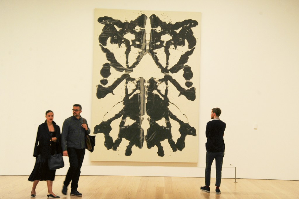 NO MUSEU - Quadro de Andy Warhol com mancha preta espalhada: influência da ciência da mente nas artes plásticas -
