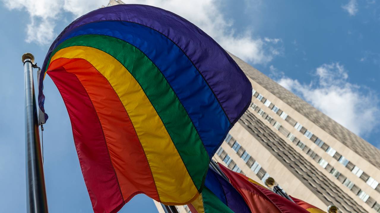 Bandeira LGBT vista no Rockefeller Plaza, Nova York. 28/06/2020