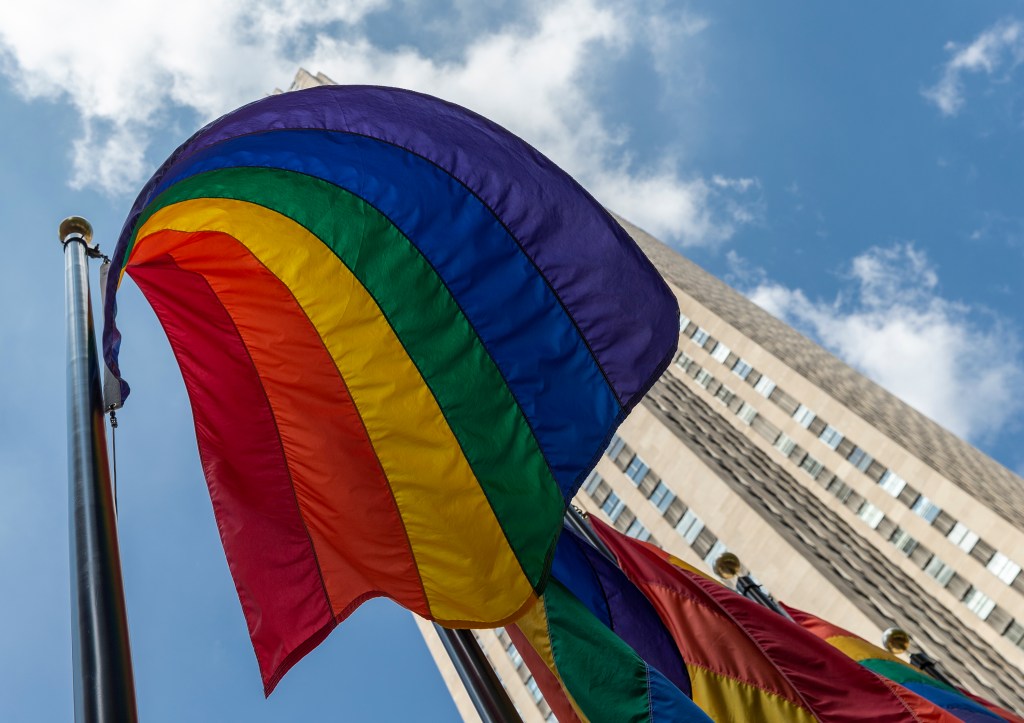 Bandeira LGBT vista no Rockefeller Plaza, Nova York. 28/06/2020
