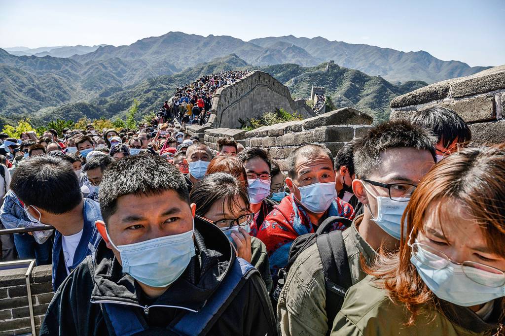 APERTO - Multidão na Muralha: até o fim do século, a China pode ter metade de seu 1,4 bilhão de habitantes -