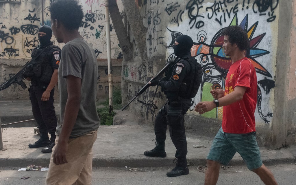Policiais em Jacarezinho, no Rio de Janeiro, durante operação