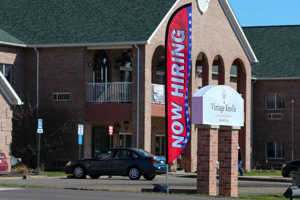 Pedidos de auxílio-desemprego recuam ligeiramente nos EUA, para 219 mil