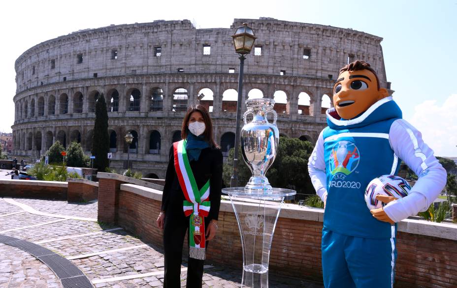 A prefeita de Roma, Virginia Raggi, com a taça da Eurocopa