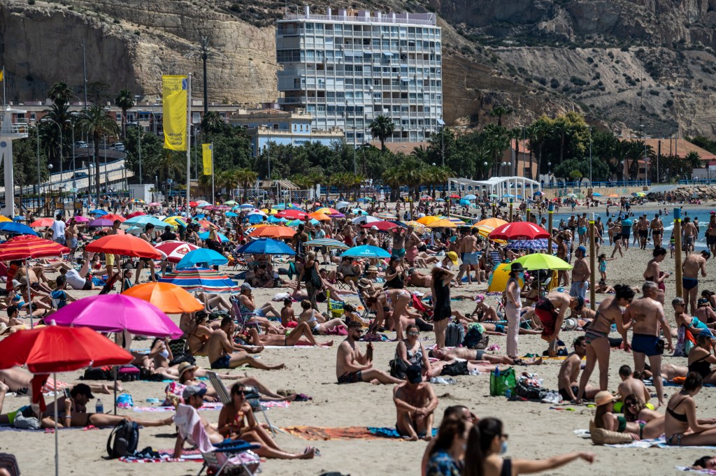 Praia de El Postiguet em Alicante, na Espanha, lotada durante temporada de verão - 29/05/2021